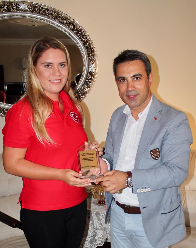 AK Parti Konak'tan Dünya Şampiyonuna Plaket ve Altın