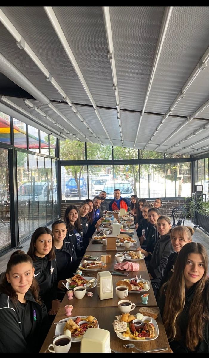 Özay Spor Bayan Voleybol Takımı Hız Kesmiyor: "İki Maçta İki Galibiyet!"