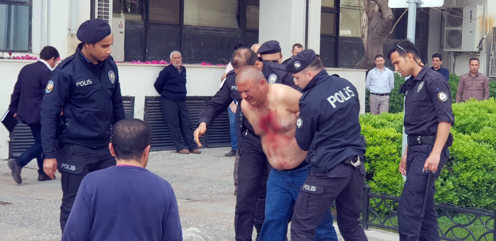 Büyükşehir önünde jiletli eylem: "Kendini kesti!"