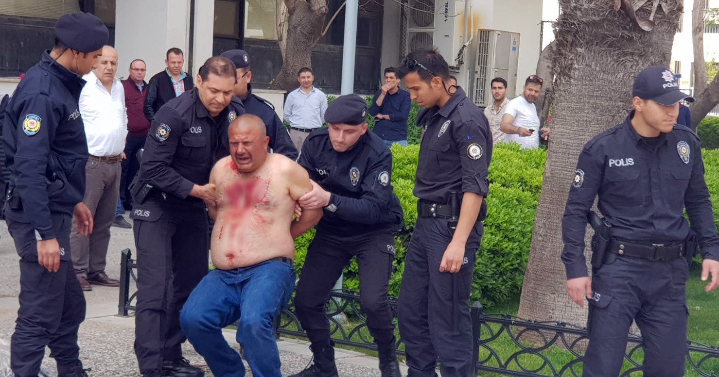 Büyükşehir önünde jiletli eylem: "Kendini kesti!"