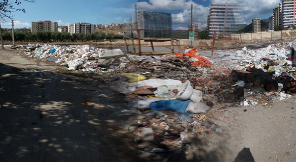 Karşıyaka'daki Çöpler Vatandaşı Canından Bezdirdi!