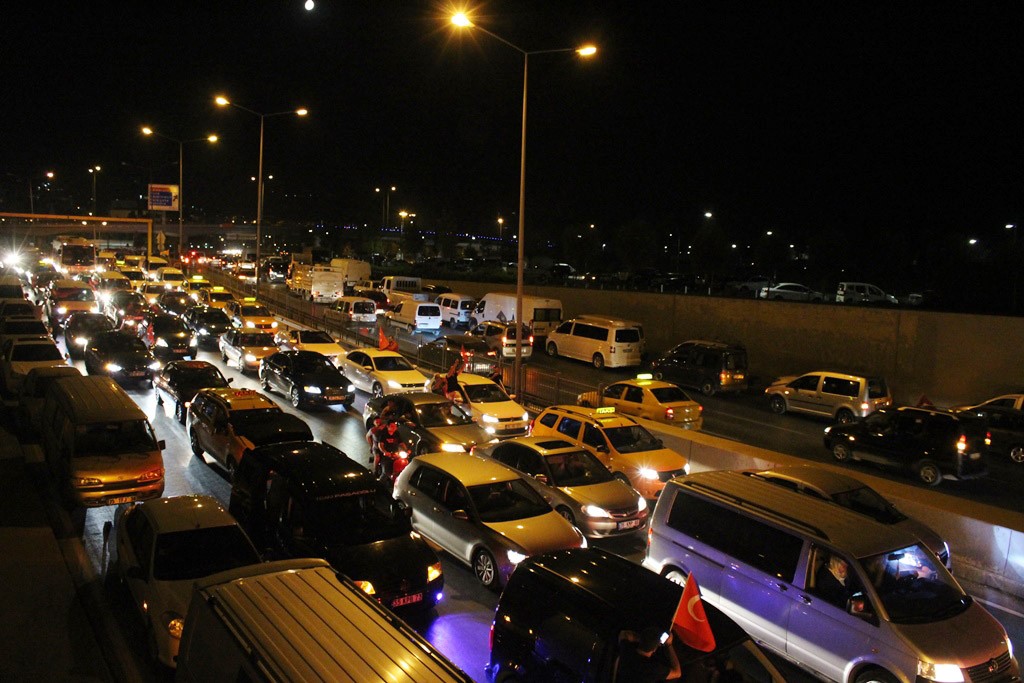 İzmirliler Darbe Girişimine Karşı Tek Yürek Oldu