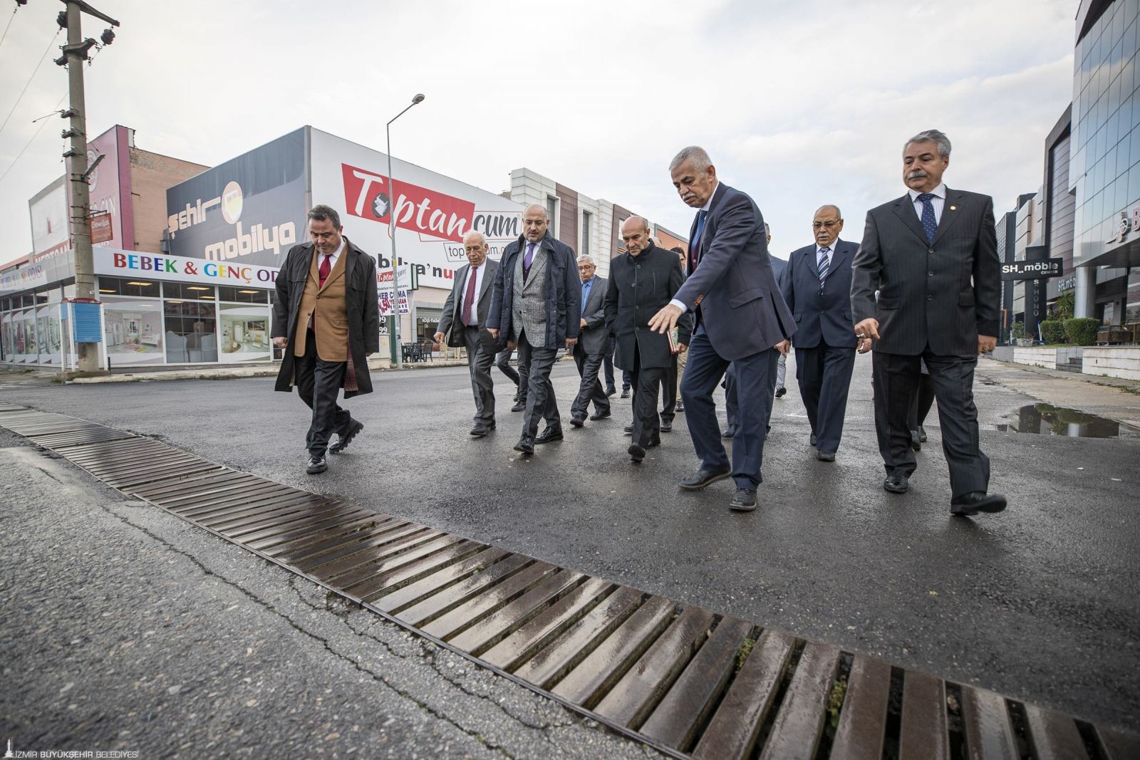 Başkan Soyer Kısıkköy'deki mobilyacıların sorunlarını dinledi