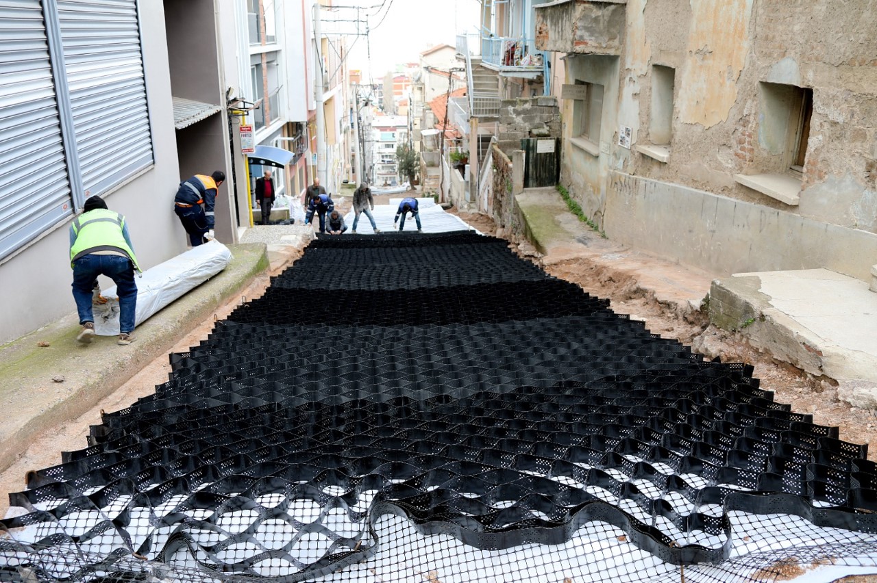 Bayraklı’nın yollarına ‘modern’ sistem