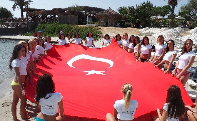 Güzellerden Dev Türk Bayrağı!