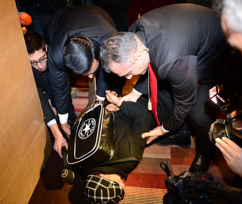 Kılıçdaroğlu'na ayakkabı fırlatıldı