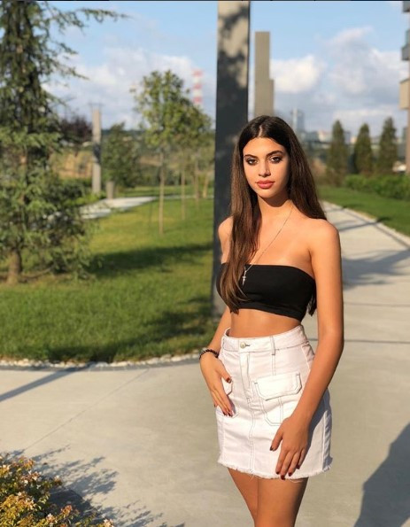 Defne Samyeli'nin büyük kızı Deren Talu podyuma çıkıyor