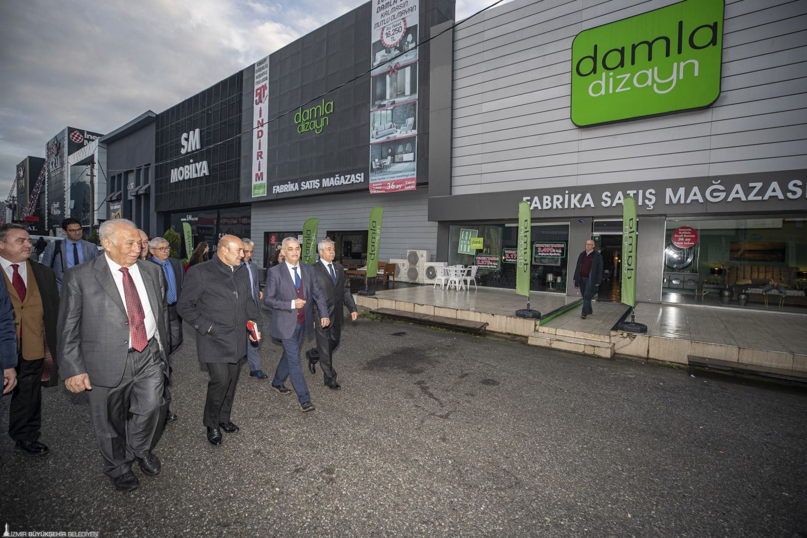 Başkan Soyer Kısıkköy'deki mobilyacıların sorunlarını dinledi