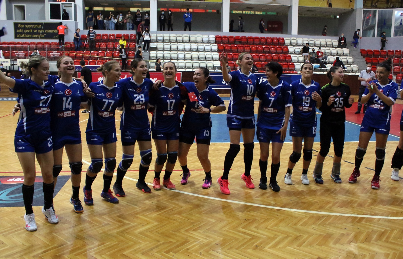 İzmir Büyükşehir Belediyesi’nin kadın hentbol takımından büyük başarı