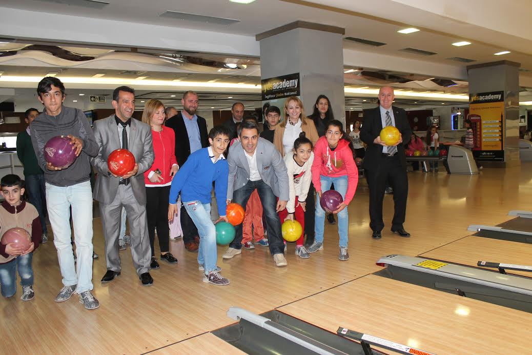 Çocukların bowling heyecanı...
