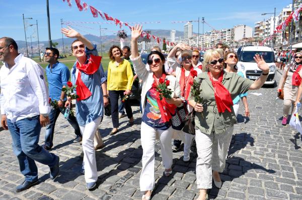 Ak Partili Adaylar Kordon'da Gül Dağıttı