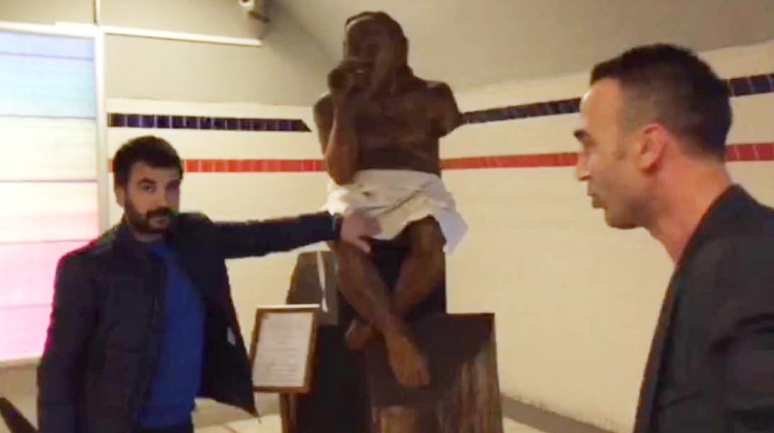 Çözüm Bulundu: "Müstehcen Heykele Bezli Kamuflaj"