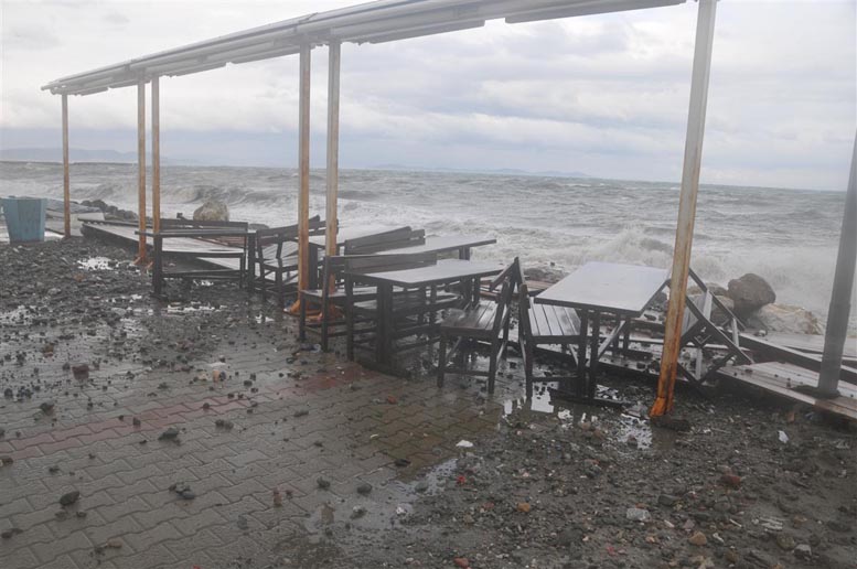 Çatılar uçtu, ağaçlar kökünden söküldü