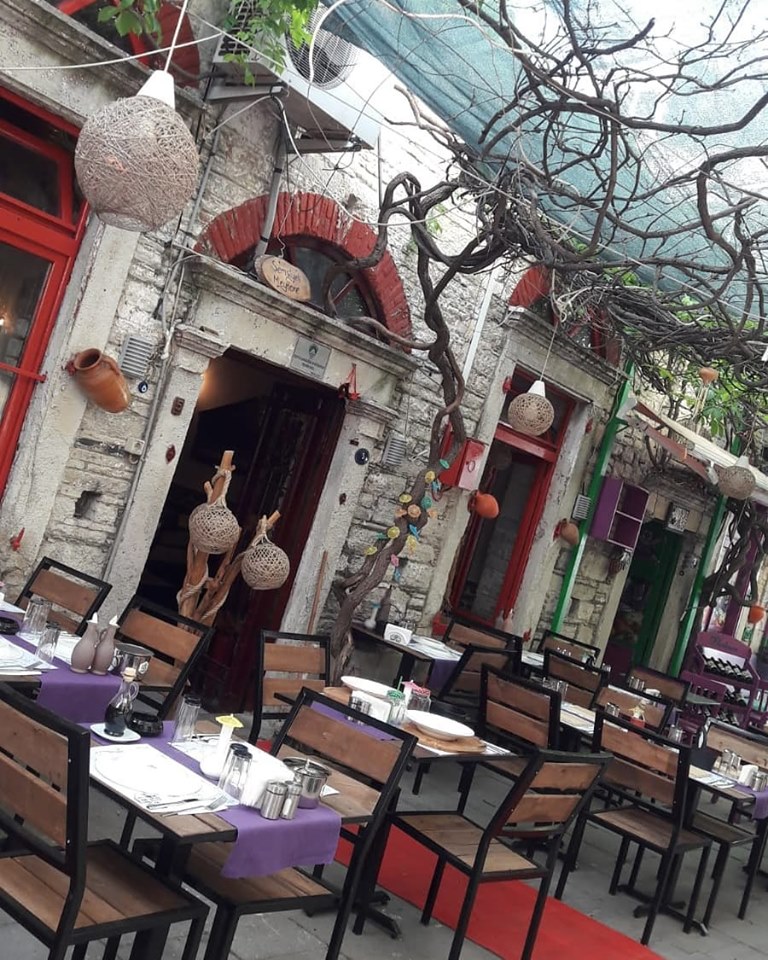 Eski Foça'ya Bayram Sevinci: "Şemsiyeli Meyhane Açılıyor"