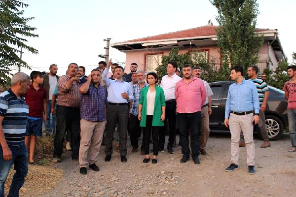 Köylüler, AK Parti'li Dağ'ın aracını durdurup, yardım istedi