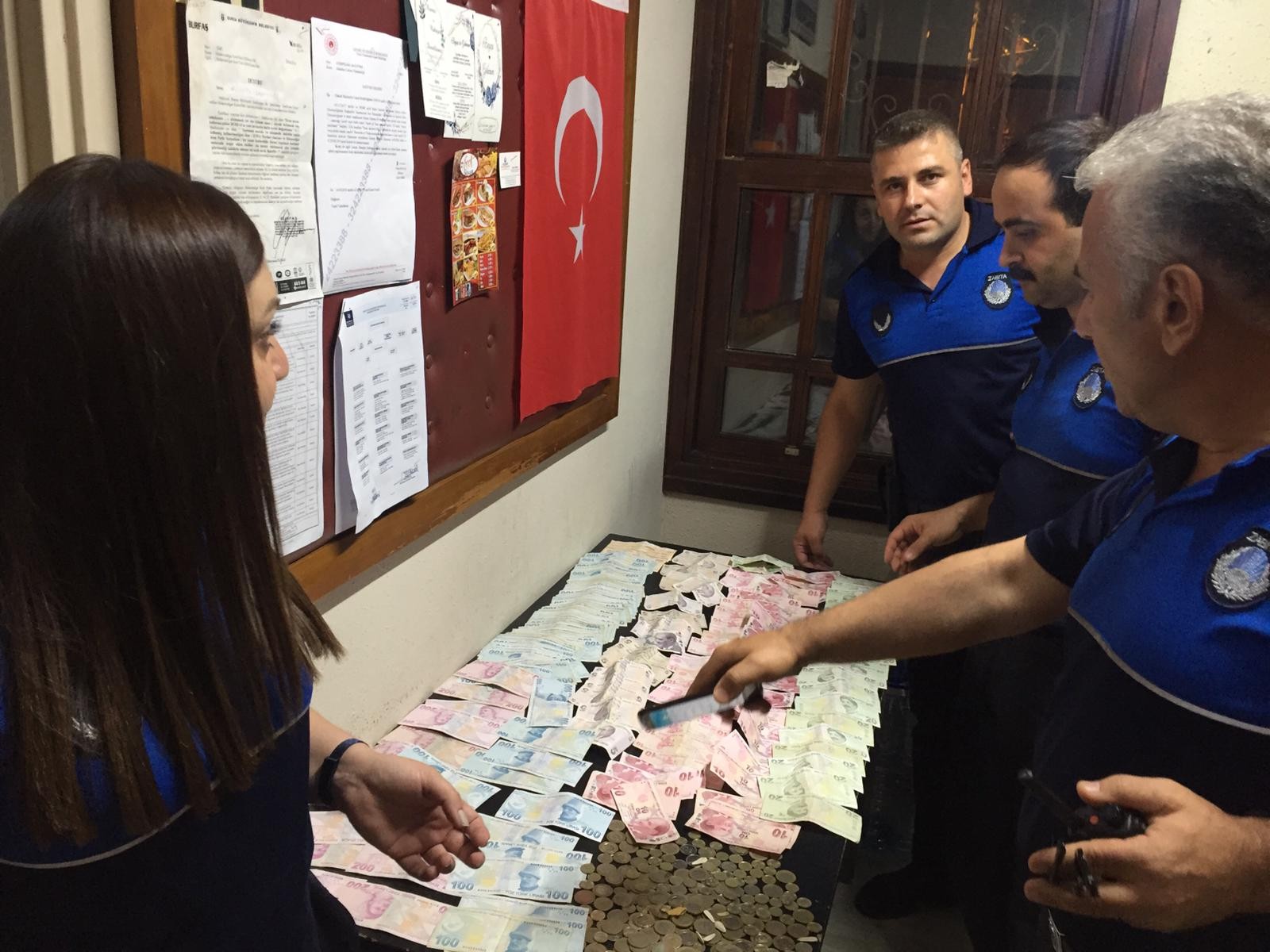 6 çocuğuna dilencilik yaptıran kadından çıkan para şok etti