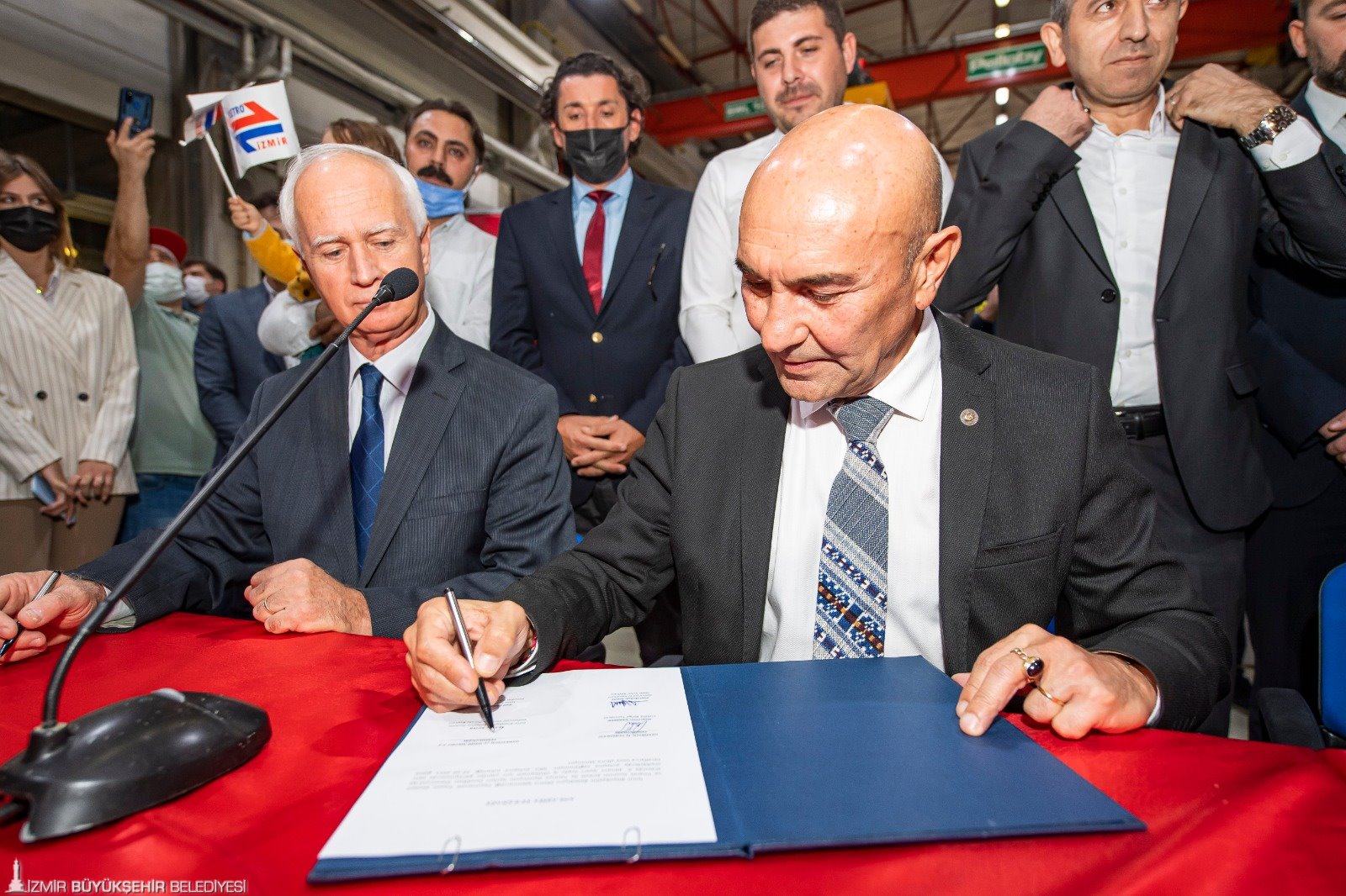 İmzalar atıldı, mesajlar verildi... Soyer net konuştu: Biz Yoldaşız!