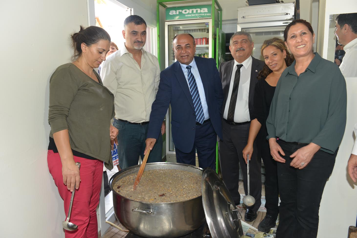 Hasan Başkan Esnafla Aşure Dağıttı