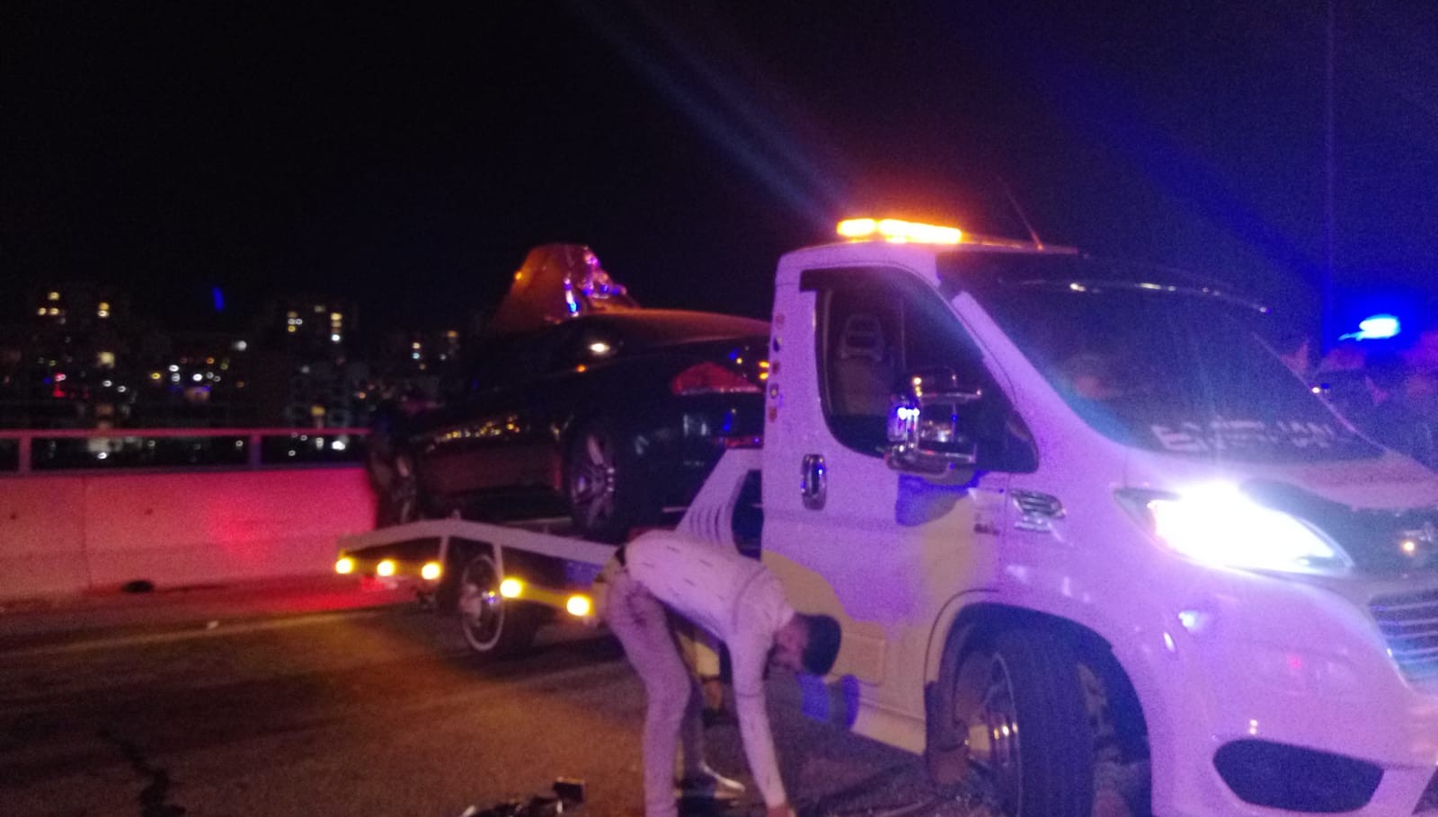 İzmir'de zincirleme kazada 1 sürücü viyadükten aşağı uçtu