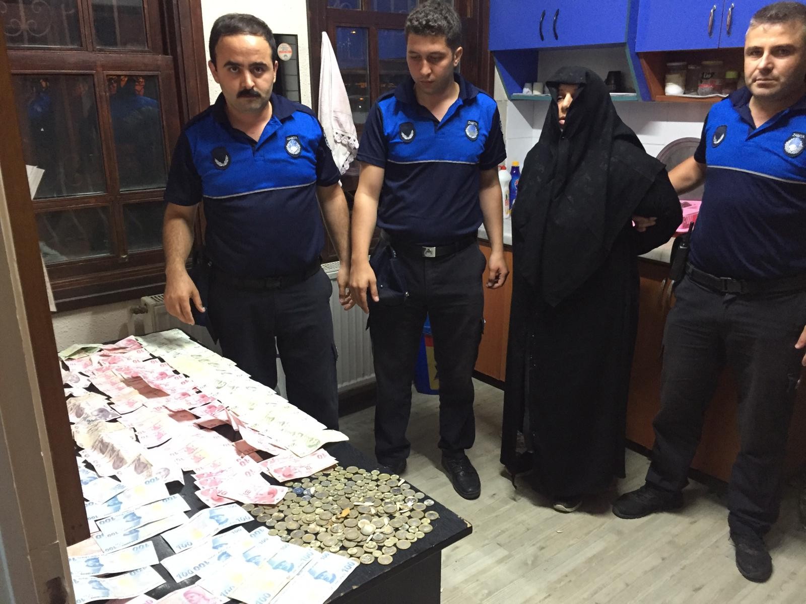 6 çocuğuna dilencilik yaptıran kadından çıkan para şok etti