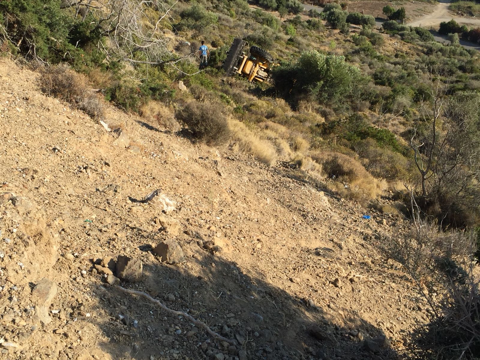 Karaburun’da Feci Kaza: "Kepçe Şarampole Yuvarlandı"