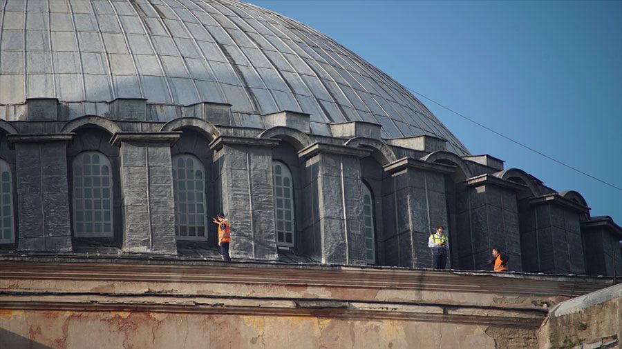 Ayasofya'da o tabela söküldü! Cuma namazı için hazırlıklar sürüyor