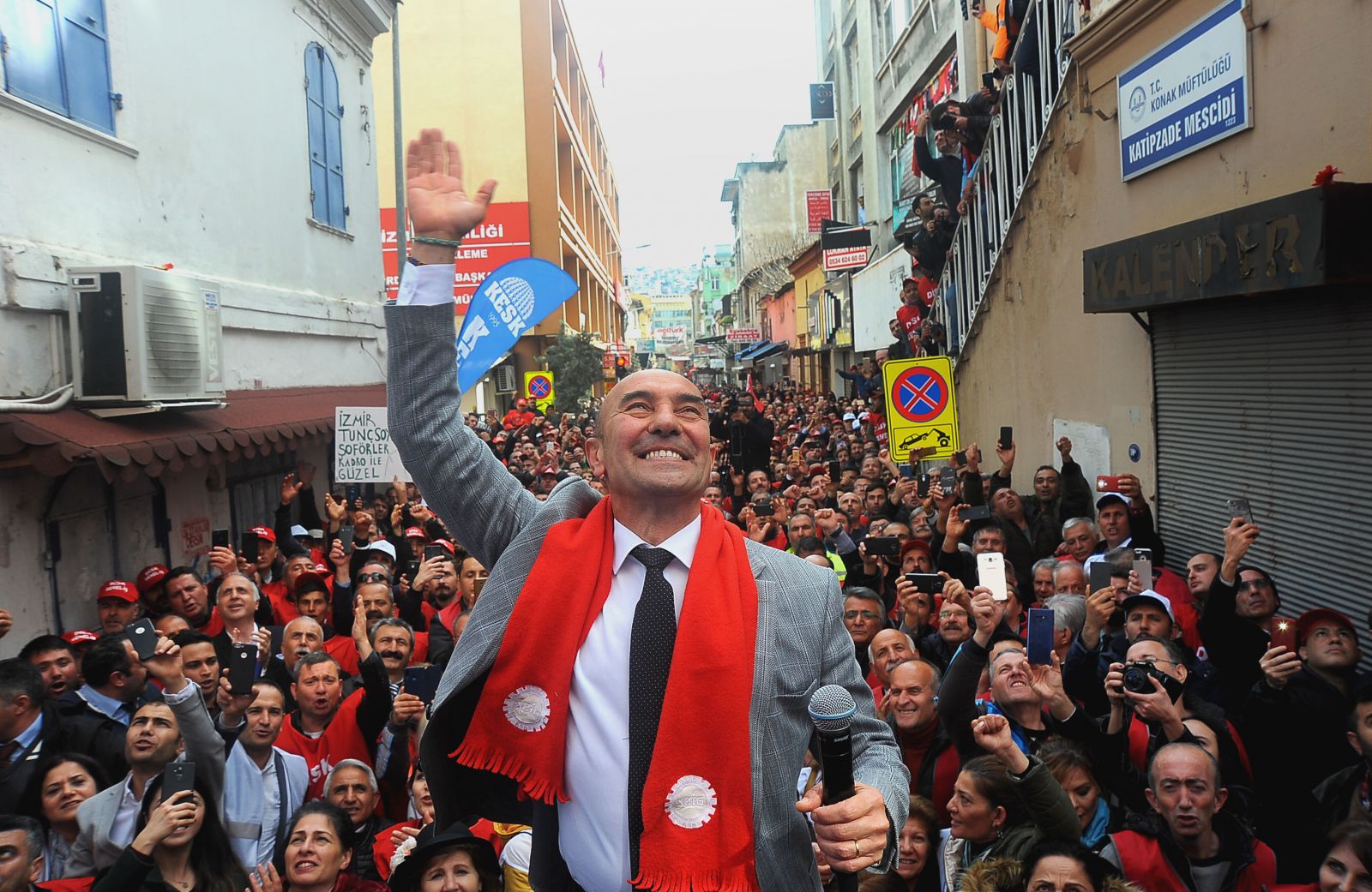 Soyer, İzmir'de emekçilerle buluştu; Çav Bella'yı söyledi...