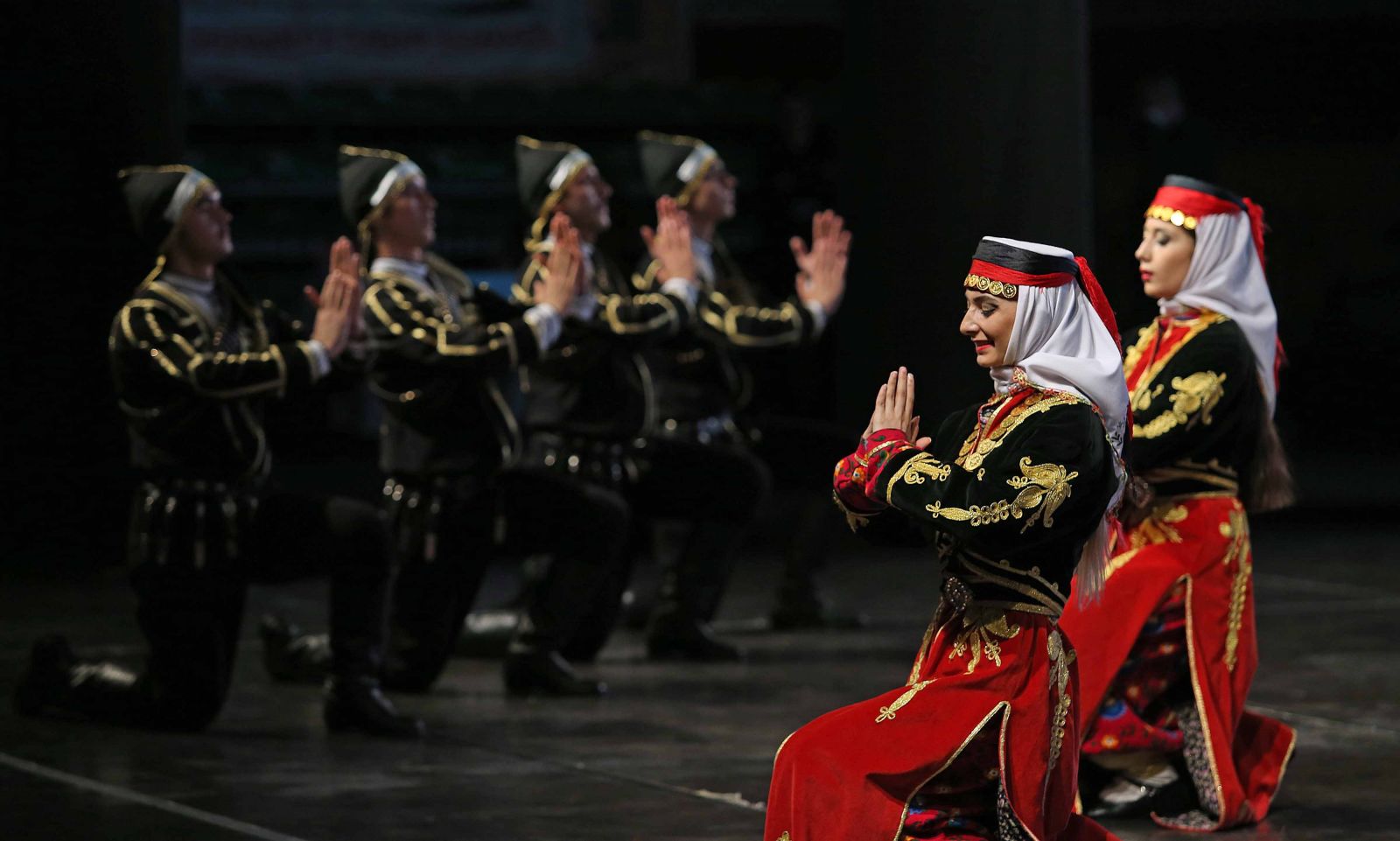 Турецкий танец зейбек. Танец Зейбек. Турецкие танцы. Национальный танец турков. Турецкий танец мужчин Зейбек.