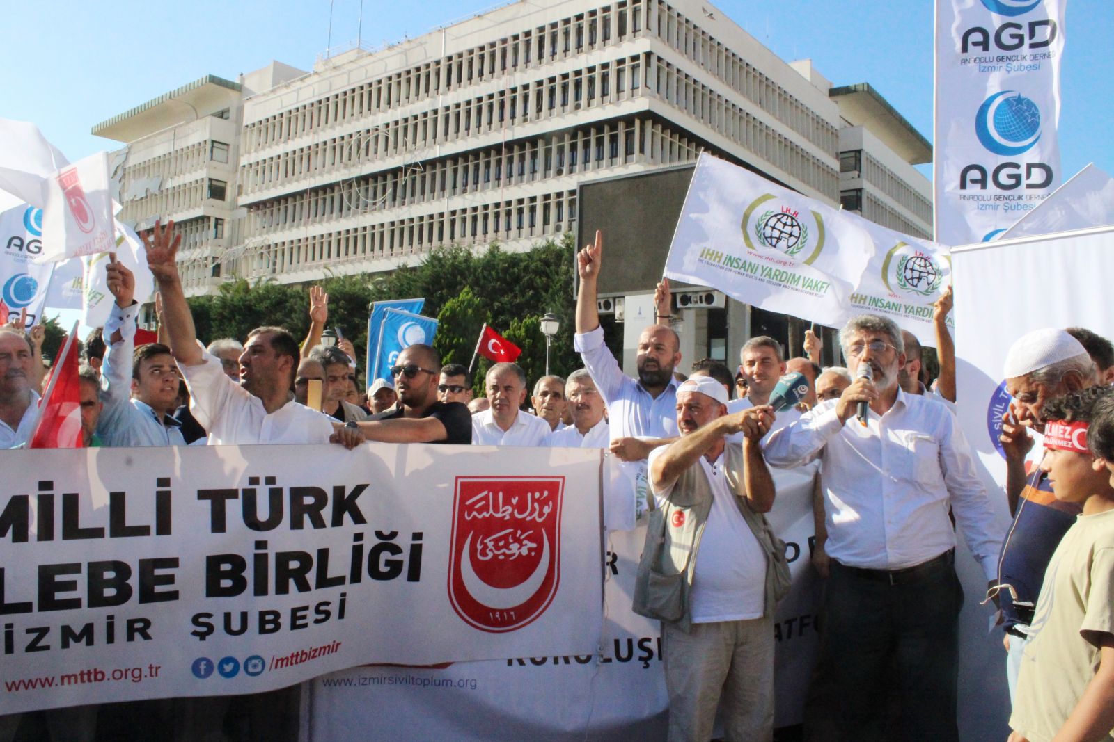 Şehitler İçin İzmir'de Gıyabi Namaz Kılındı