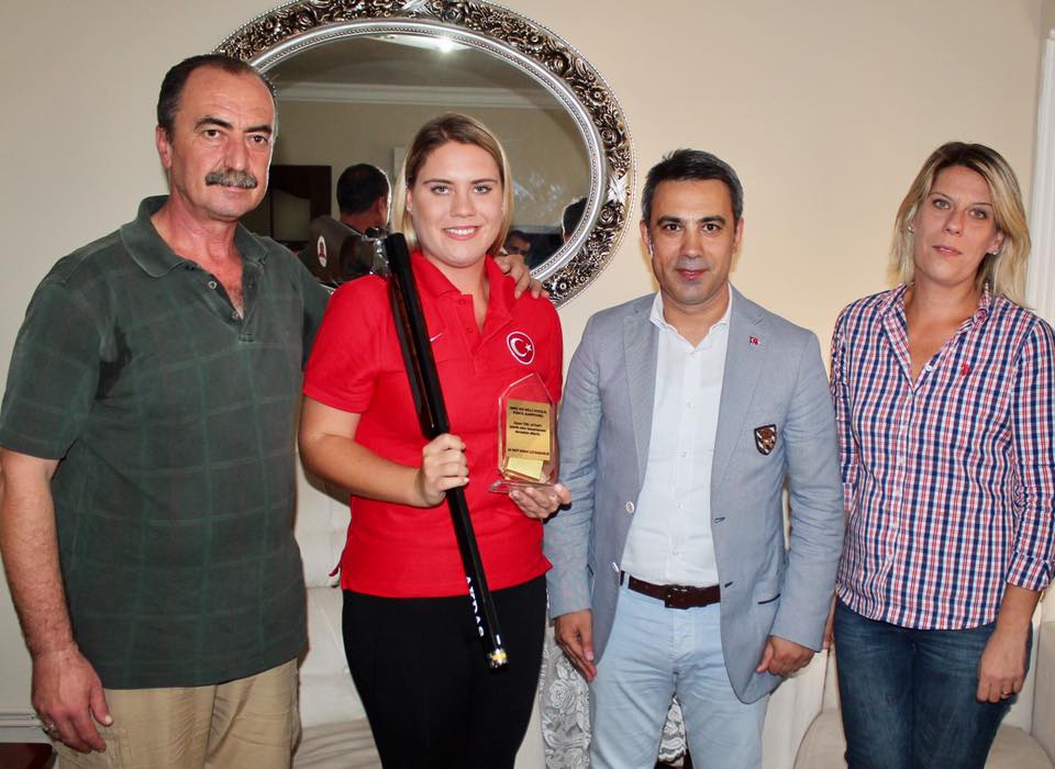 AK Parti Konak'tan Dünya Şampiyonuna Plaket ve Altın