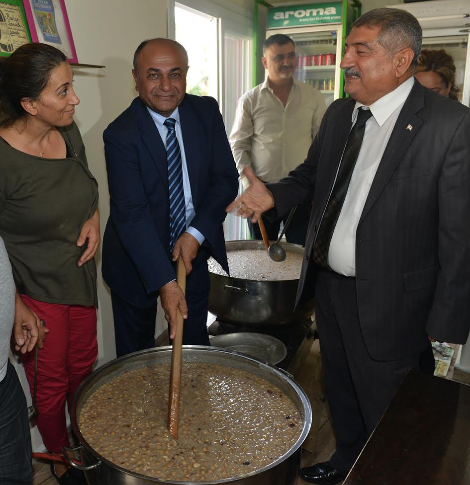 Hasan Başkan Esnafla Aşure Dağıttı