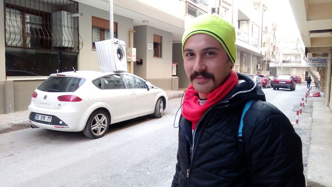 Çıldıran komşu arabanın üzerine...