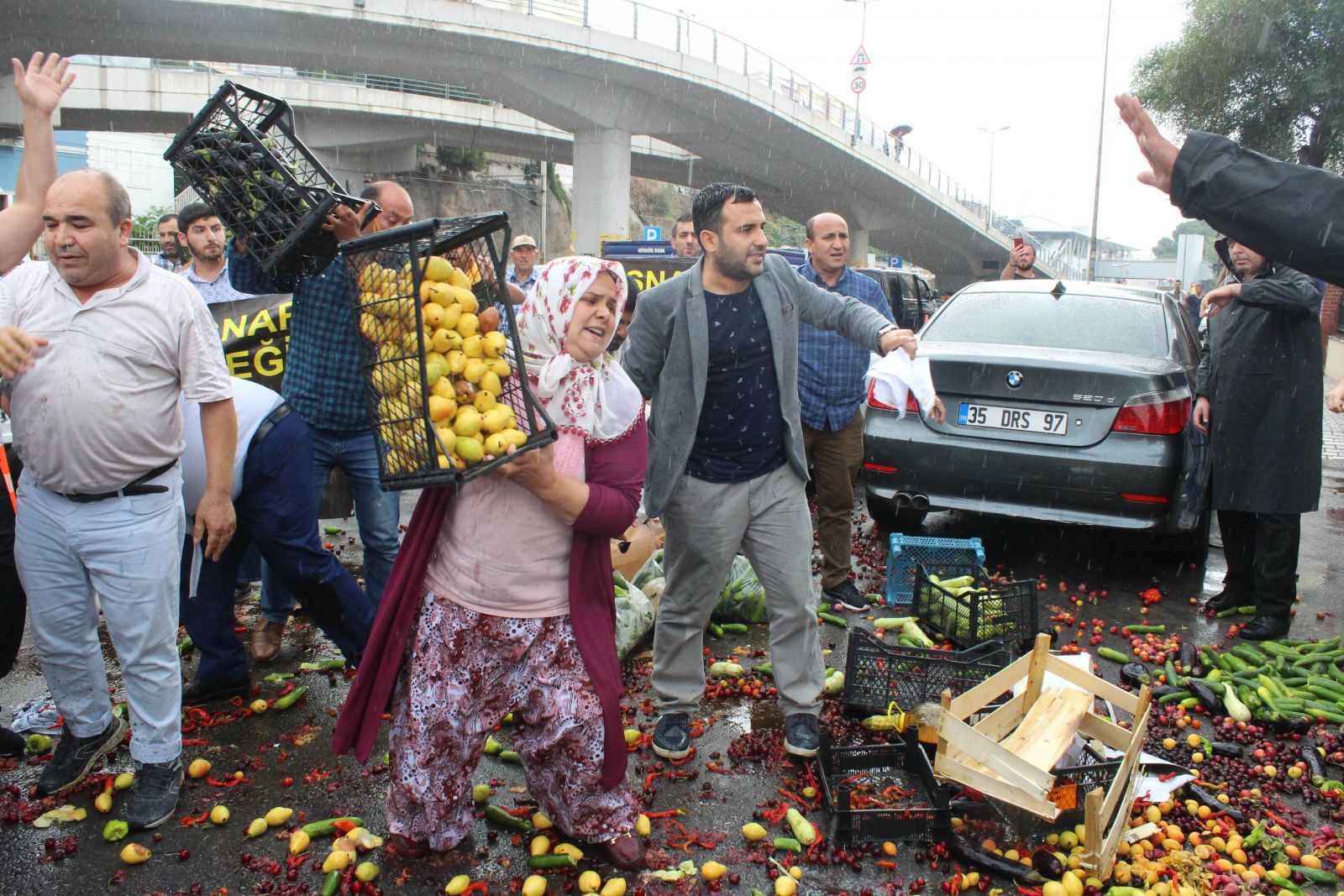 Pazarcı eyleminde meyve-sebzeler havada uçuştu