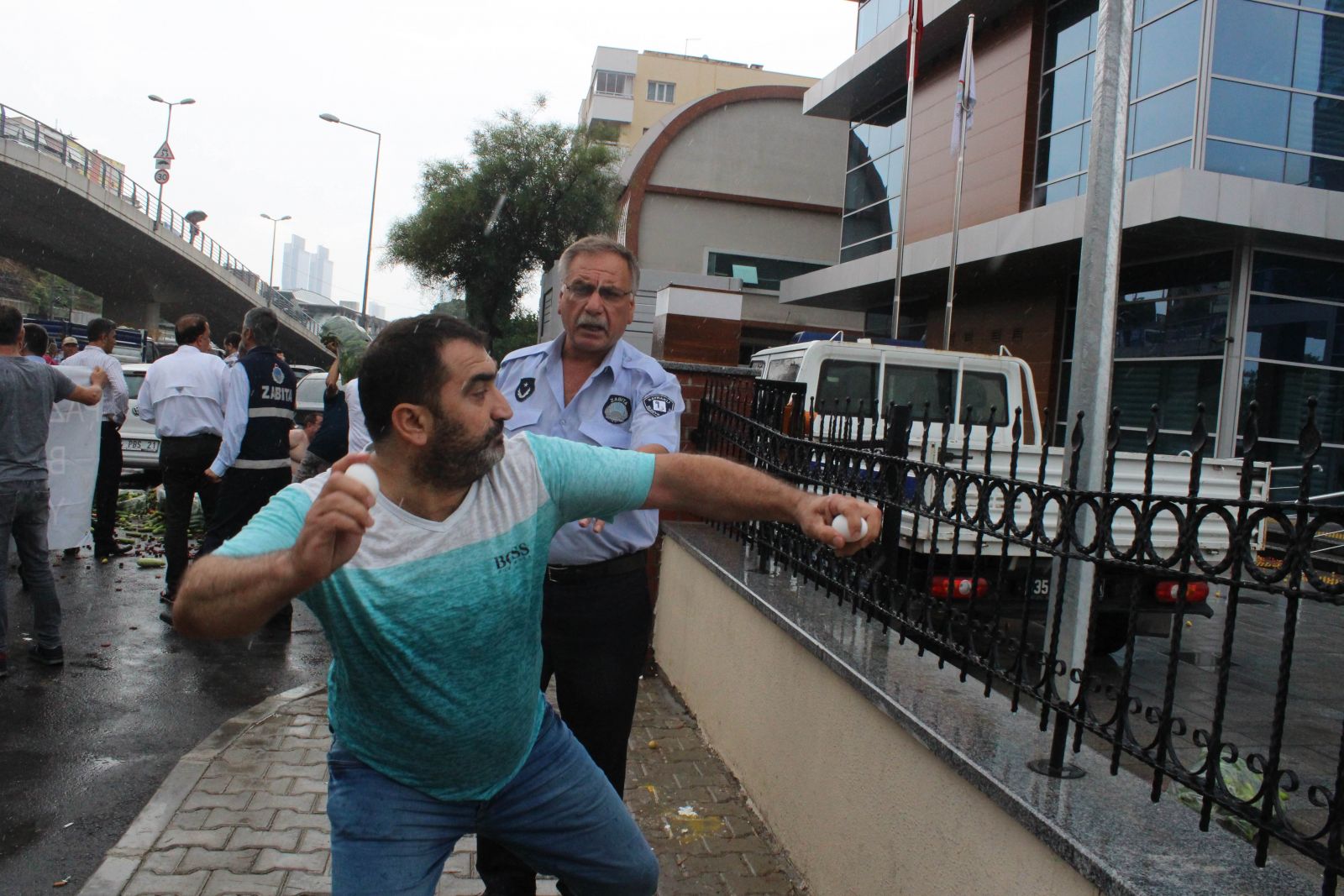 Pazarcı eyleminde meyve-sebzeler havada uçuştu
