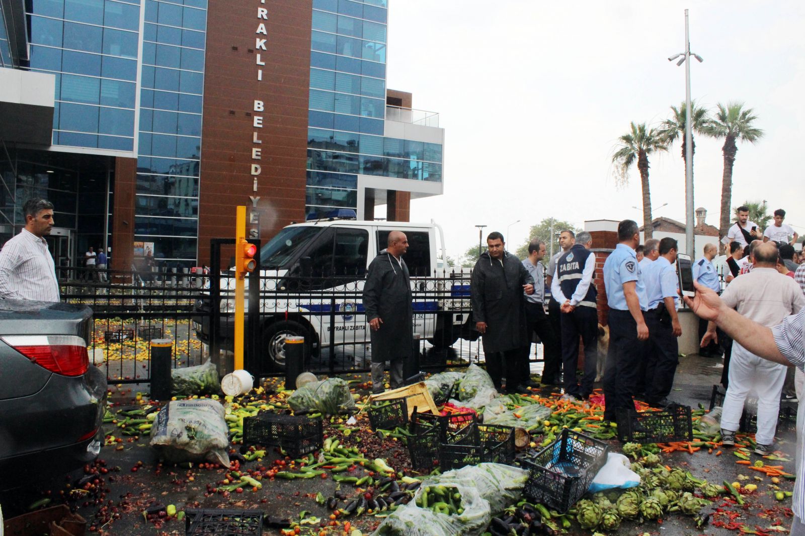 Pazarcı eyleminde meyve-sebzeler havada uçuştu