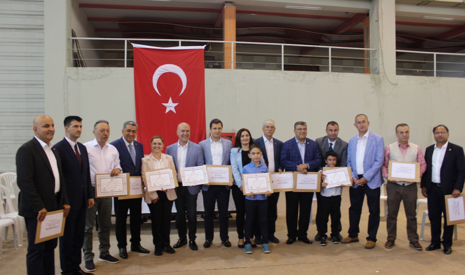 CHP İzmir'den seçilen 14 milletvekili, mazbatalarını aldı