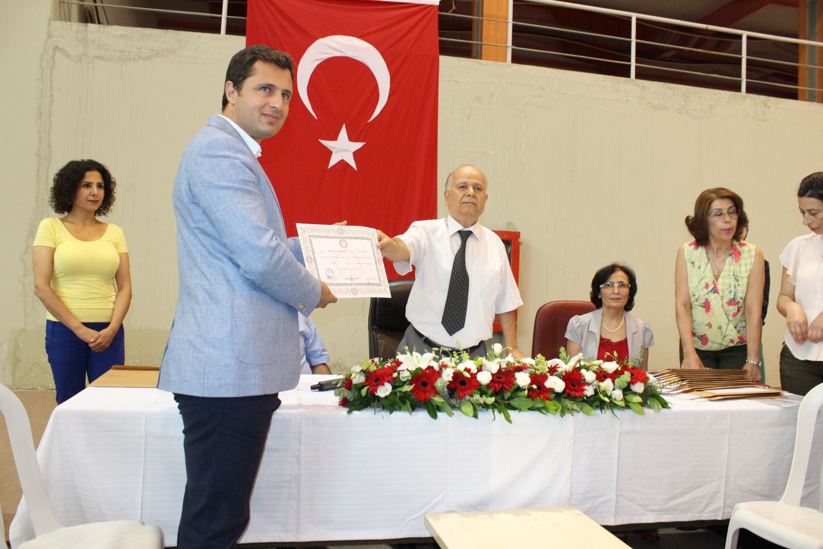 CHP İzmir'den seçilen 14 milletvekili, mazbatalarını aldı