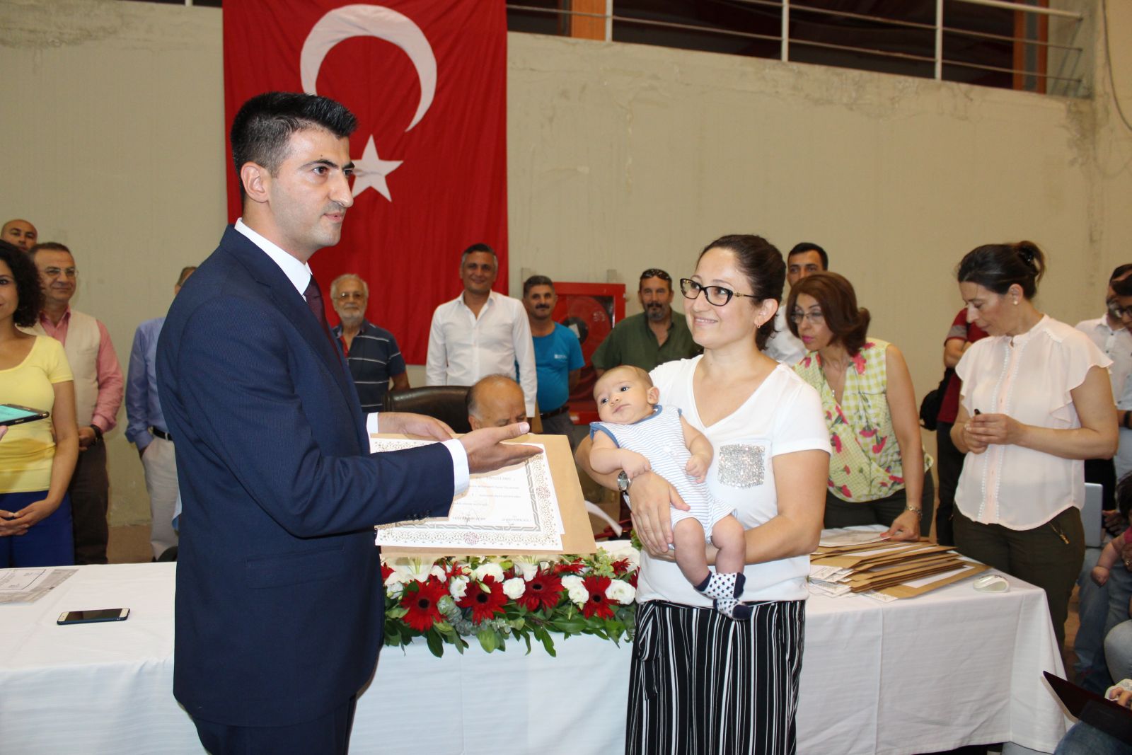 CHP İzmir'den seçilen 14 milletvekili, mazbatalarını aldı