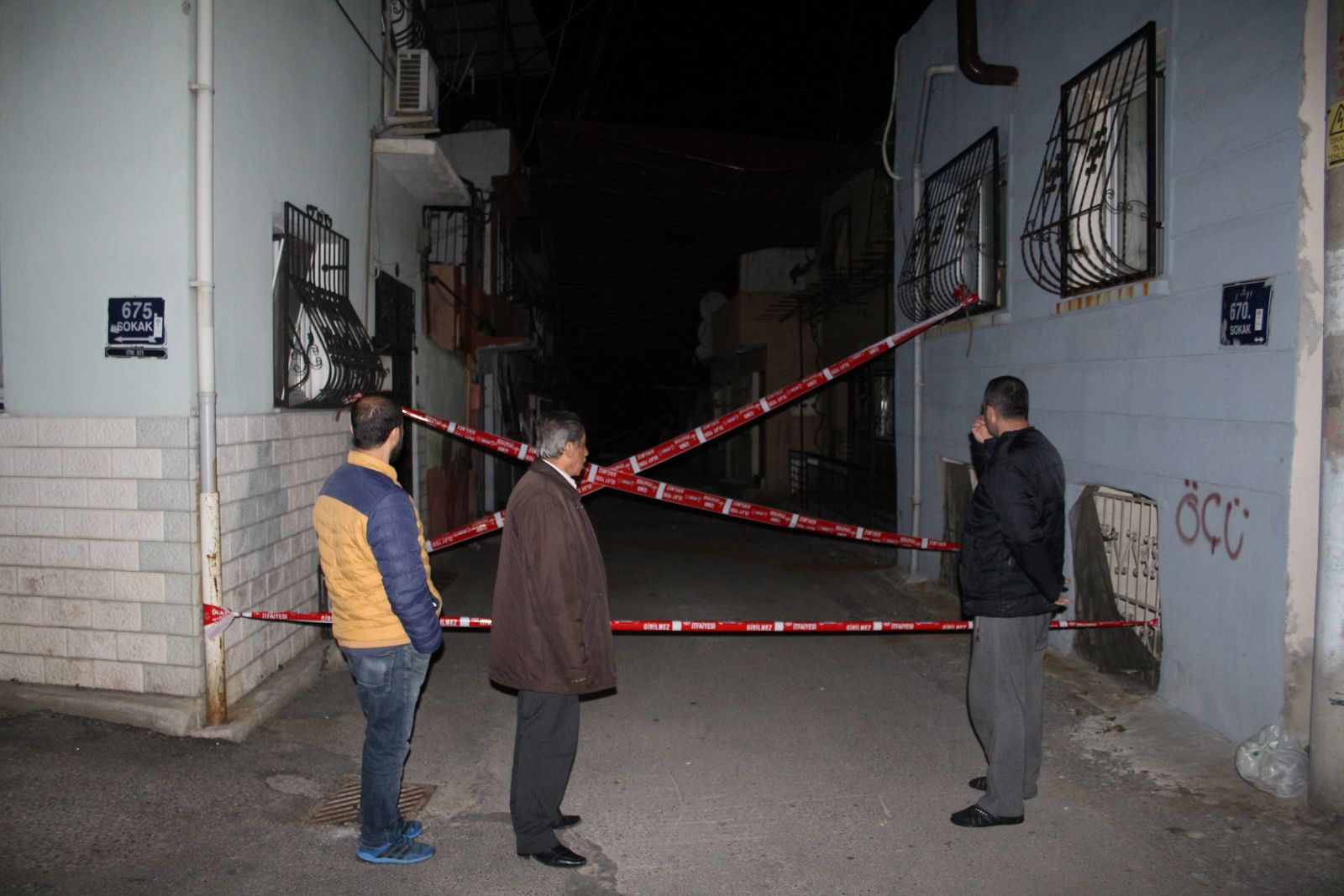 İzmir’de fırtına etkili oldu, çatıları uçurdu