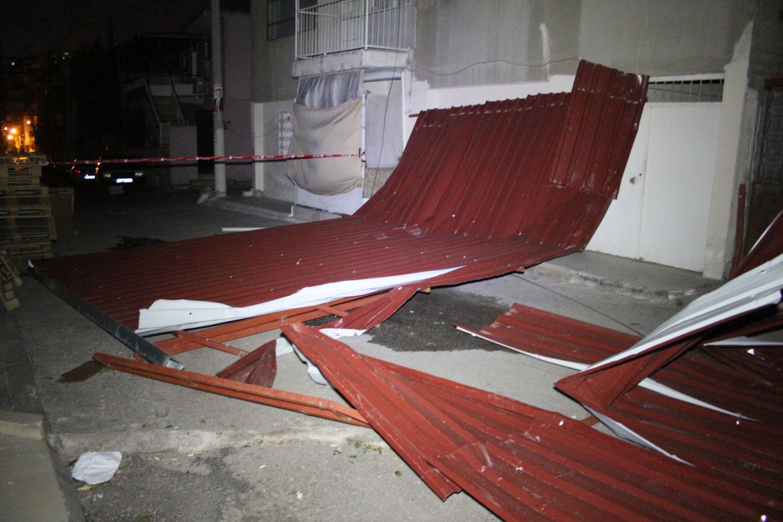 İzmir’de fırtına etkili oldu, çatıları uçurdu