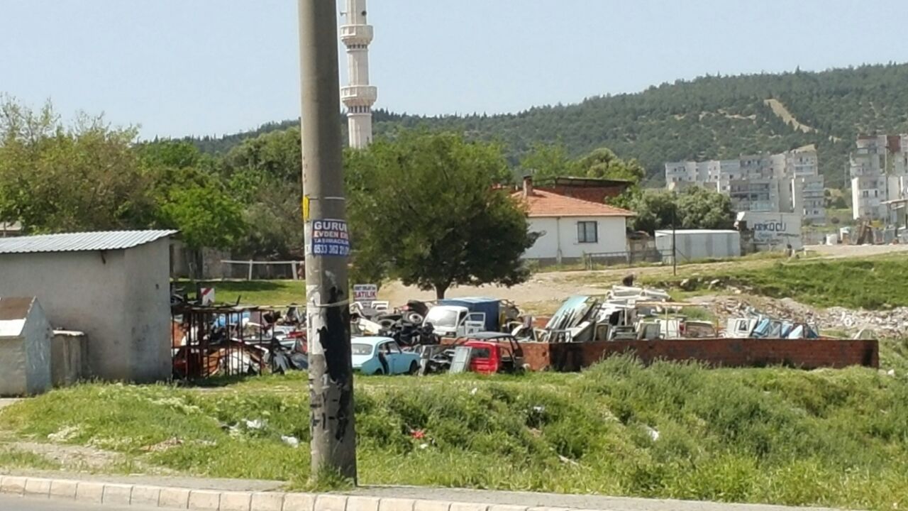 Karabağlar'daki Hurda Yığınını Kaldırın