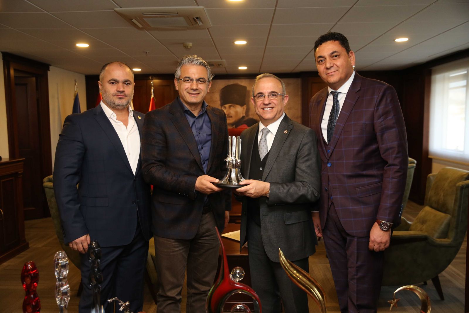 SÜREKLİ MUTLU'YU UYANDIRDI