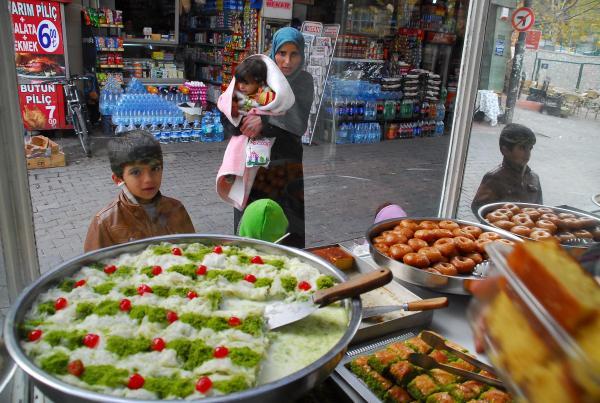 Mülteci Kadın Ve Çocuklarının Tatlılara Acı Bakışı