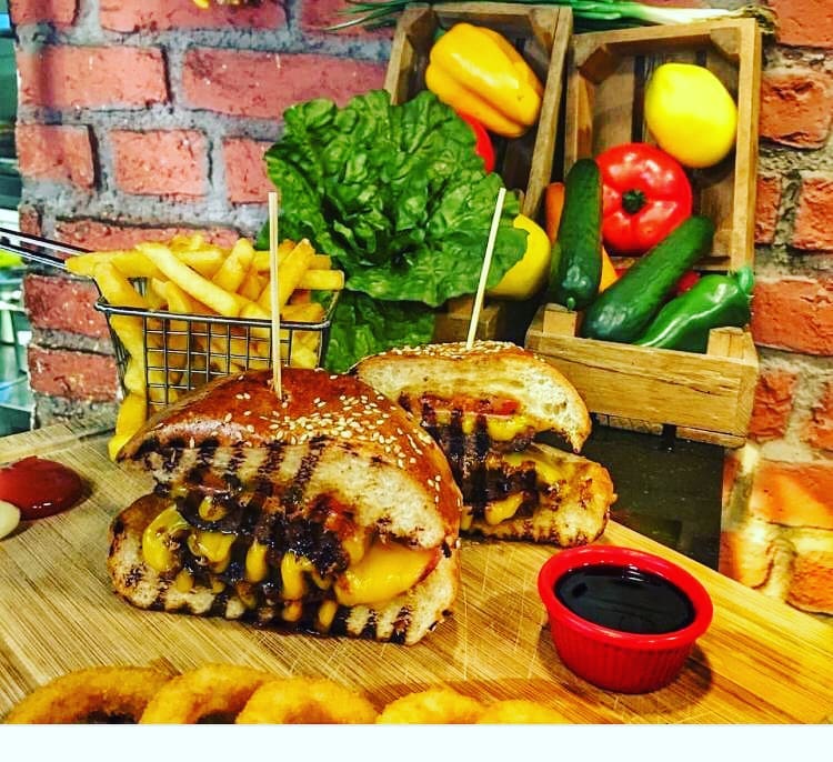 Eski Foça'ya Bayram Sevinci: "Şemsiyeli Meyhane Açılıyor"