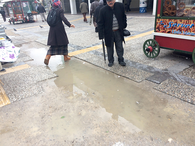 Hüseyin Mutlu Akpınar Karşıyaka çarşısını unuttu