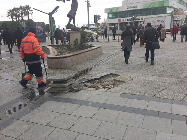 Hüseyin Mutlu Akpınar Karşıyaka çarşısını unuttu