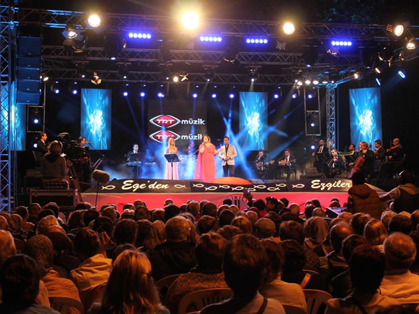 DİKİLİ'de YAZA KONSERLE VEDA