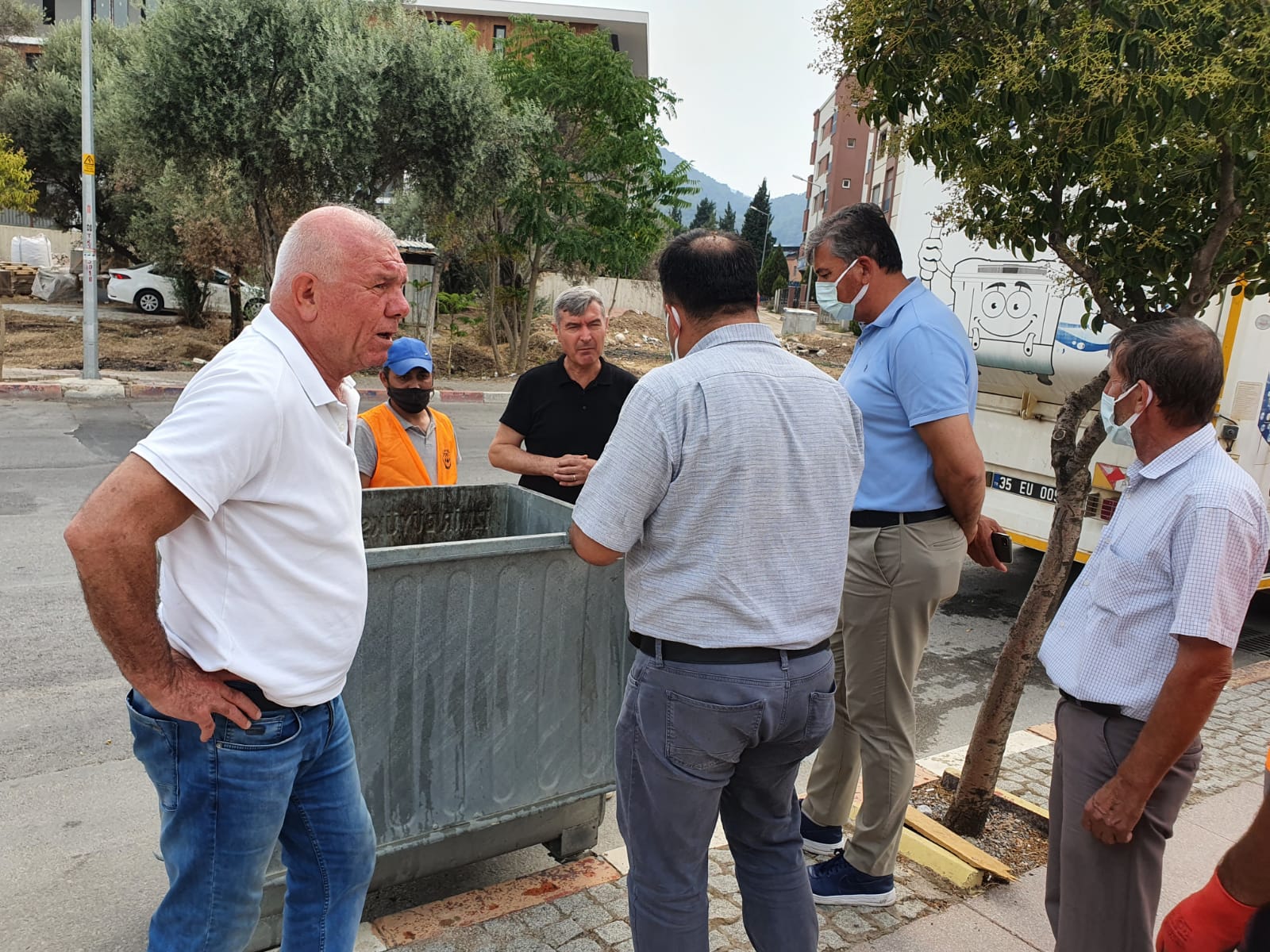 KEMALPAŞA’DA ÇÖP KONTEYNERLERİ DEZENFEKTE EDİLİYOR