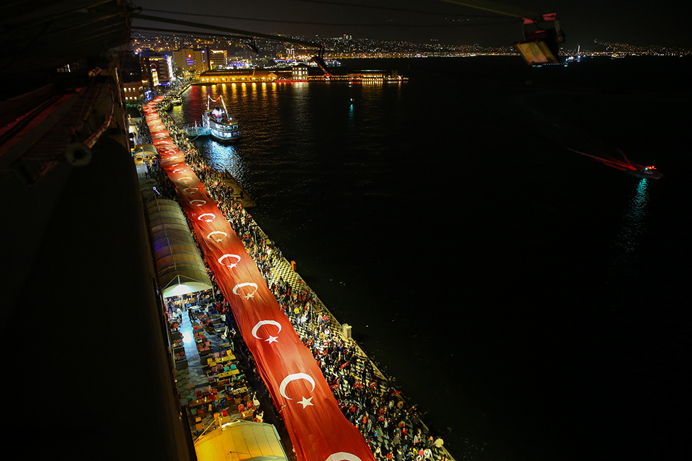 İzmir'de 350 metrelik bayrakla Cumhuriyet korteji