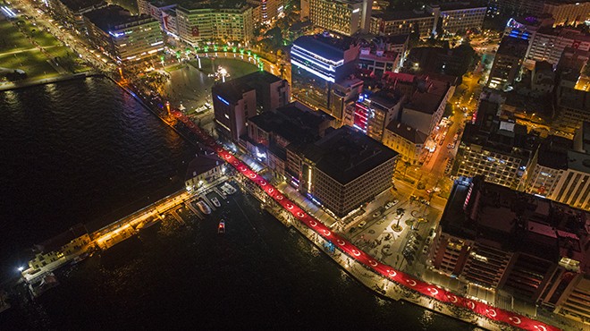 İzmir'de 350 metrelik bayrakla Cumhuriyet korteji